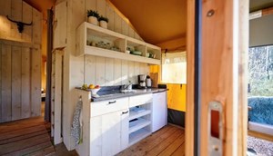Safaritent Woody - kitchen