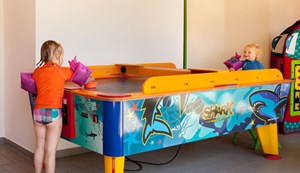 Indoor Playground, airhockey