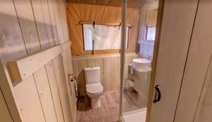 Safaritent with sanitary for groups, bathroom