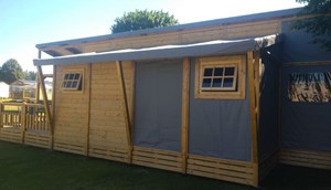 Safari lodge with bathroom
