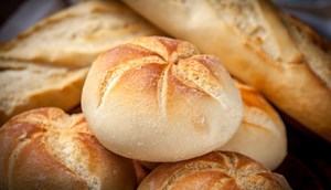 Restaurant - warm rolls for breakfast