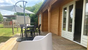 Luxurious wooden chalet - with terrace and front garden of grass
