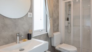 Mobile home Prestige Deluxe airco - Bathroom with bathroom furniture, washbasin, shower and toilet