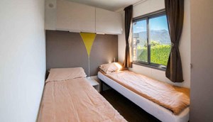 Mobile home Prestige Deluxe airco - kids bedroom with two single beds