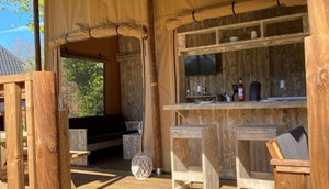 Safaritent Borky - terrace with outdoor kitchen